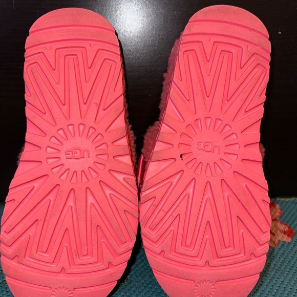 UGG Fluffita Slides/Slippers Size 7 like NEW w/box - Picture 2 of 9